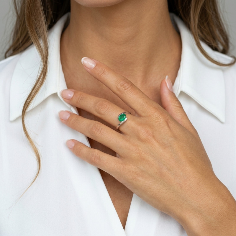 Bague Moderne Or Blanc 750 émeraude ovale 8x6mm porté