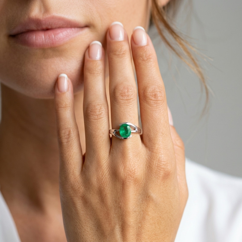 Bague Moderne Or Blanc 750  Emeraude Ovale 9x7mm porté