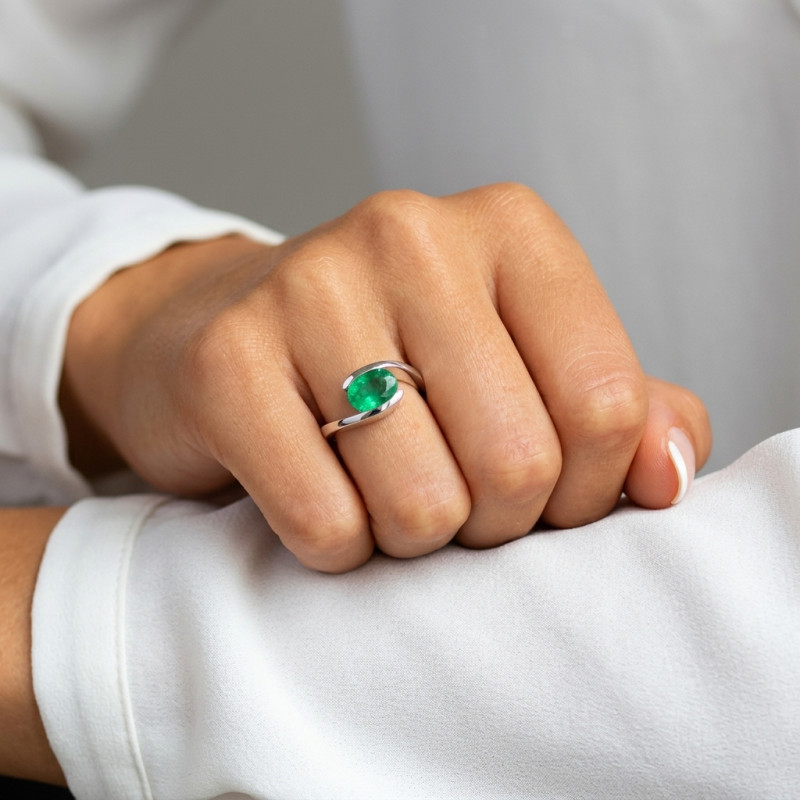 Bague Moderne Or Blanc 750 Emeraude Ovale 9x7mm porté