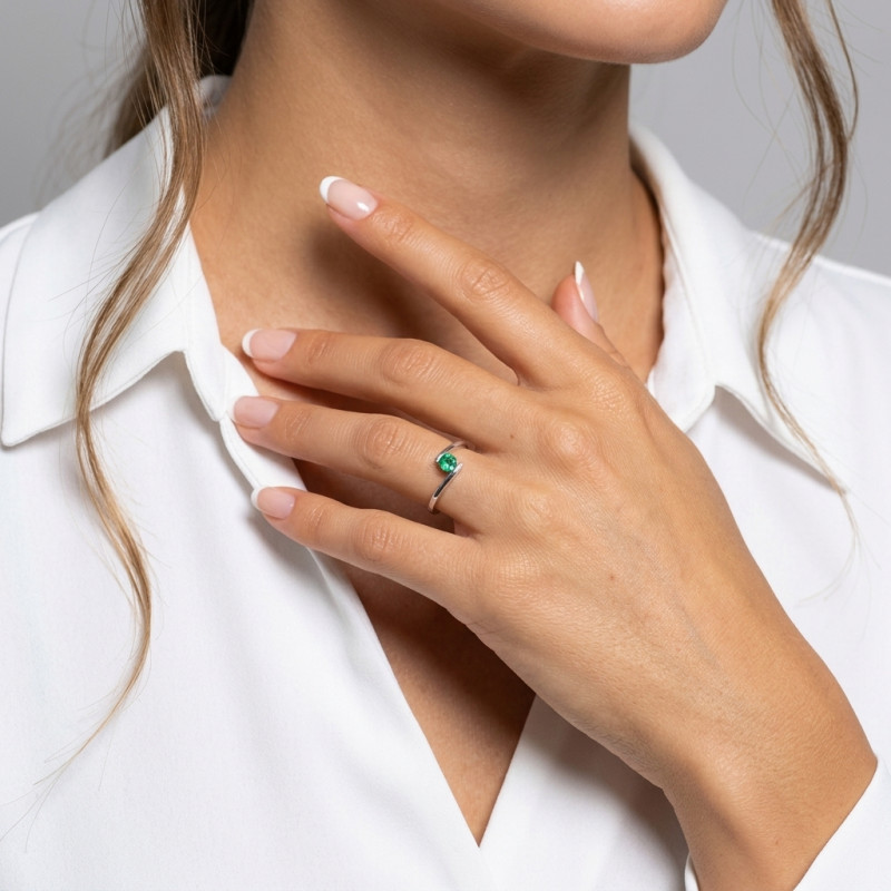 Bague Moderne Or Blanc 750 émeraude ronde 4mm porté