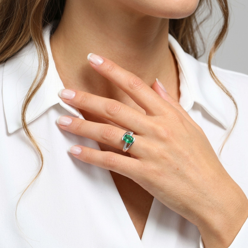 Bague Moderne Or Blanc Emeraude Ovale 9x7mm et Diamant porté