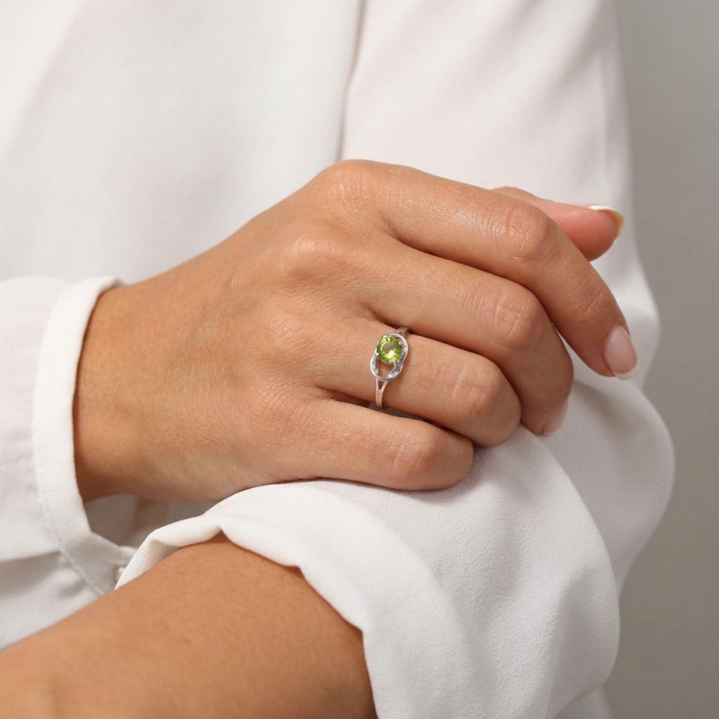 Bague Noeud d'Amour Argent Péridot porté