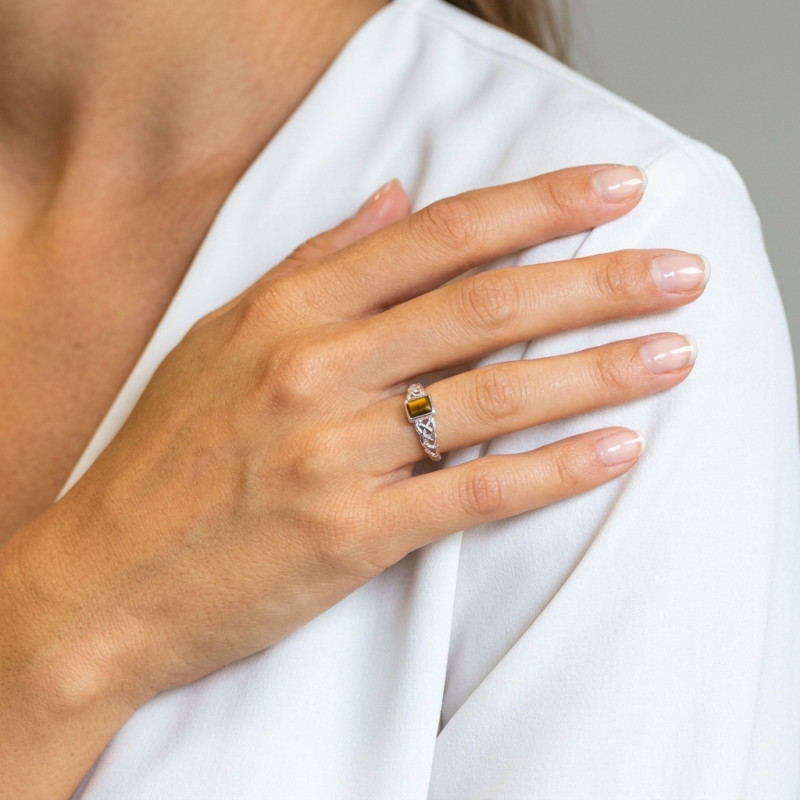 Bague Oeil de Tigre Argent Motif celtique porté