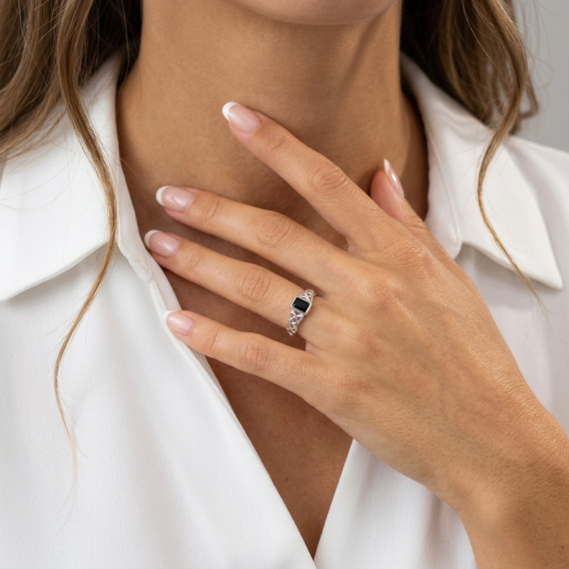 Bague Onyx Argent Motif celtique porté