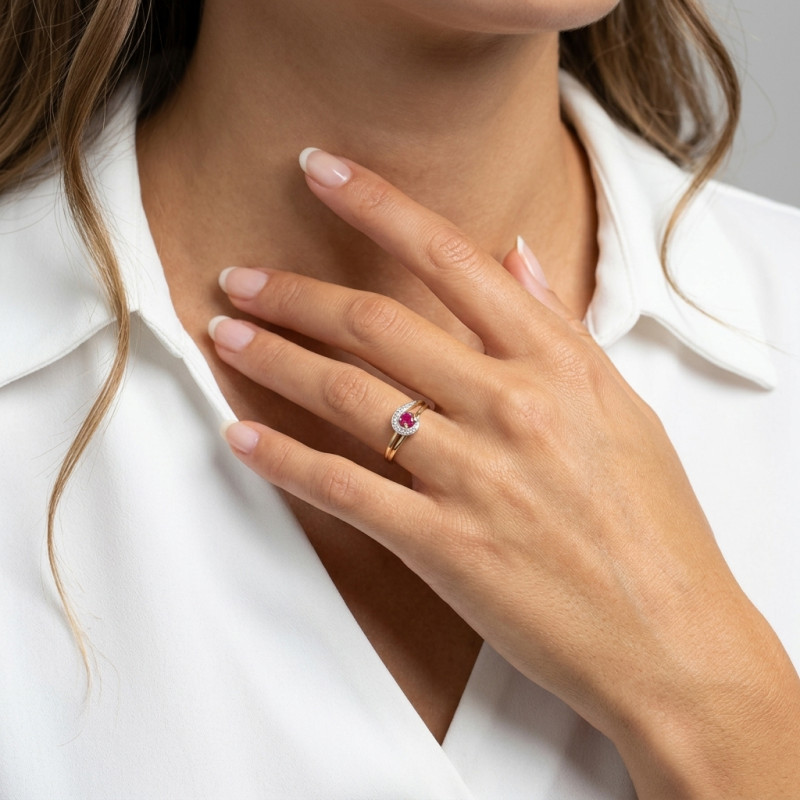 Bague Or 2 tons Rubis Rond  et Diamants porté