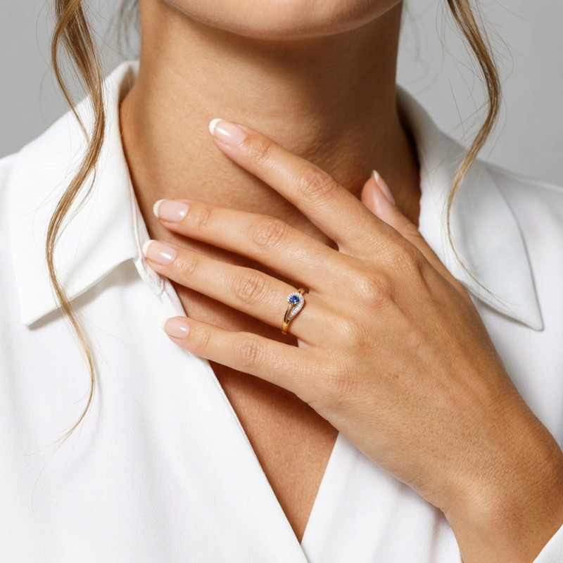 Bague Or 2 tons Saphir Rond 3mm  et Diamants porté