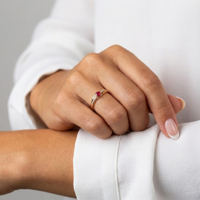 Bague Or 2tons Rubis Ovale 6x4mm  et Diamants porté