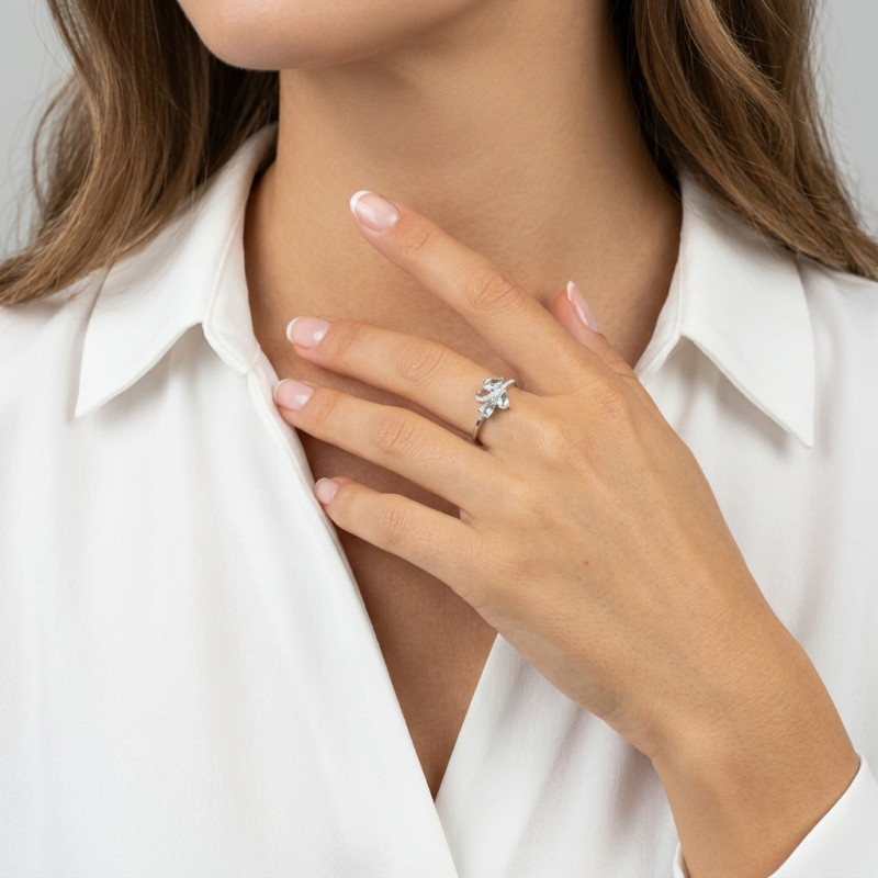 Bague Or blanc 375 Aigue Marine et Diamant porté