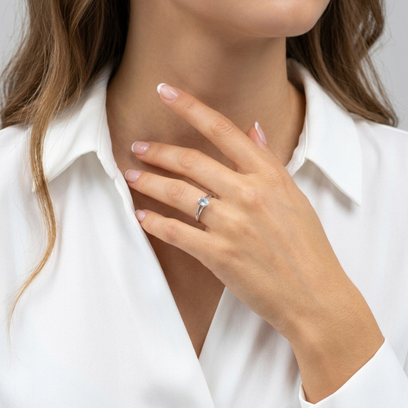 Bague Or Blanc 375 Aigue Marine Ovale 6x4mm porté