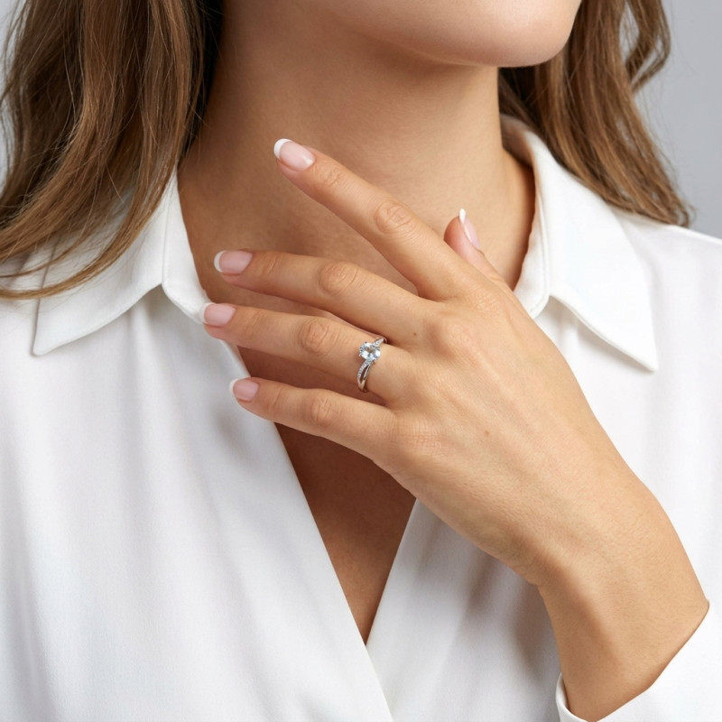 Bague Or blanc 375 Aigue Marine Ovale 7x5mm et Diamant porté