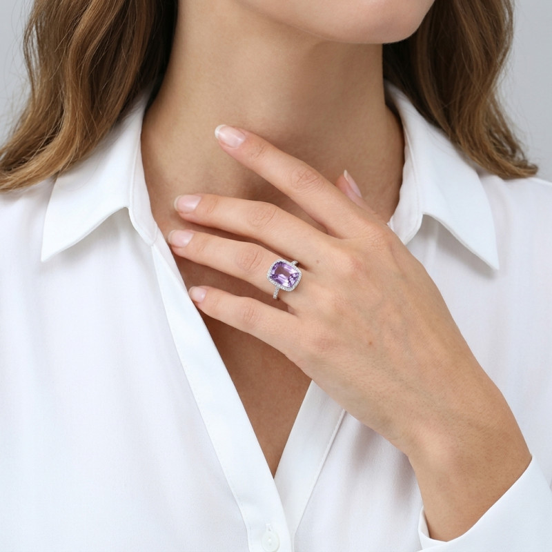 Bague Or blanc 375 Améthyste Coussin 14x10mm et Diamant porté