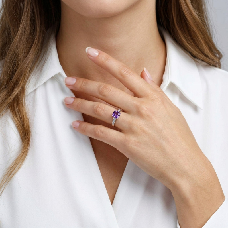 Bague Or blanc 375 Améthyste Coussin 7x7mm et Diamant porté
