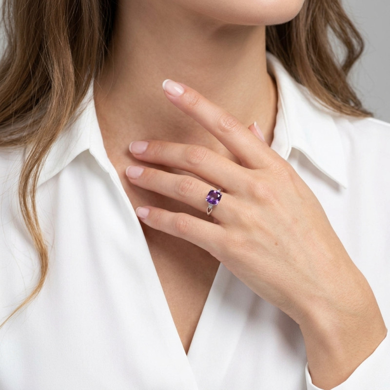 Bague Or blanc 375 Améthyste Coussin 8x8mm et Diamant porté