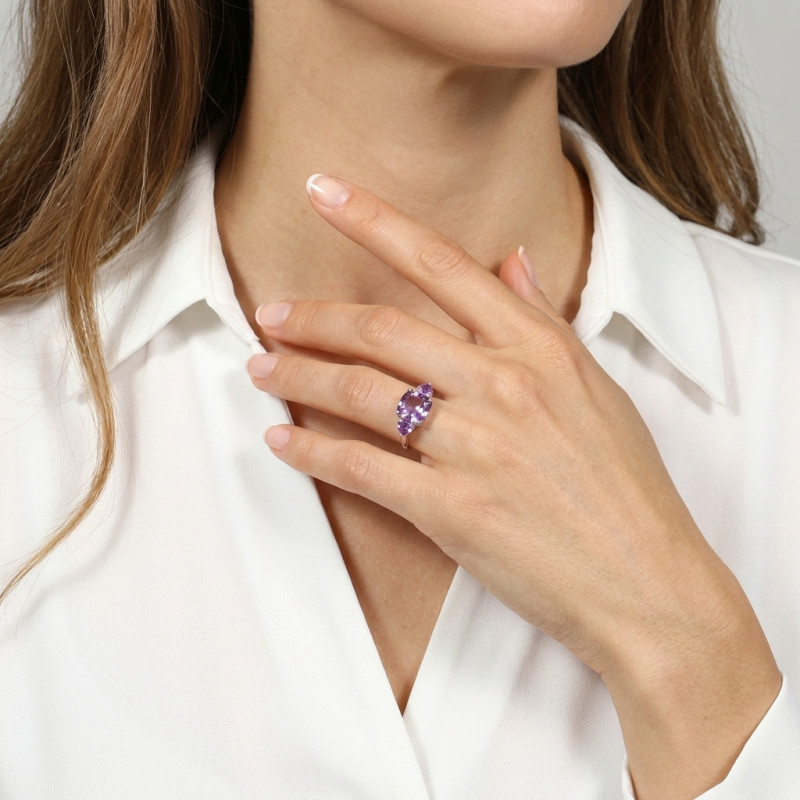 Bague Or Blanc 375 Améthyste Coussin et Coeur porté