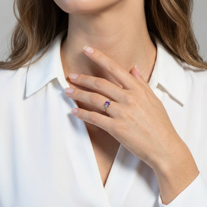 Bague Or Blanc 375 Améthyste Ovale 6x4mm et diamant porté