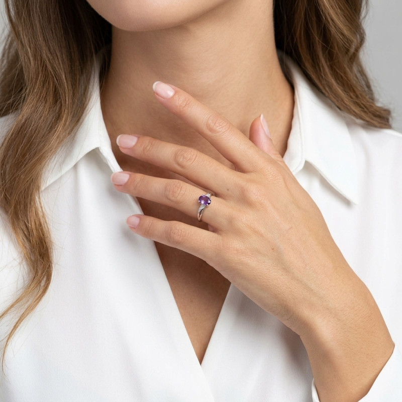 Bague Or blanc 375 Améthyste Ovale 7x5mm et Diamant porté