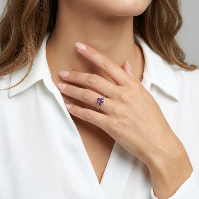 Bague Or blanc 375 Améthyste Ovale 9x7mm et Diamant porté