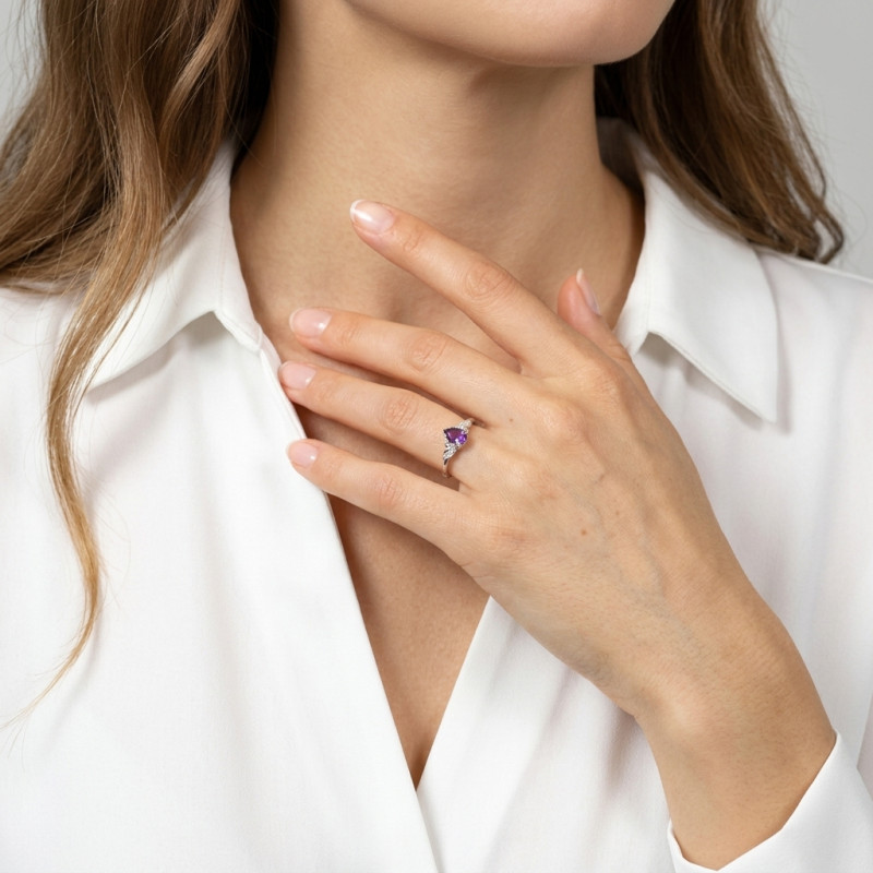 Bague Or Blanc 375 Améthyste Poire 7x5mm et Diamants porté