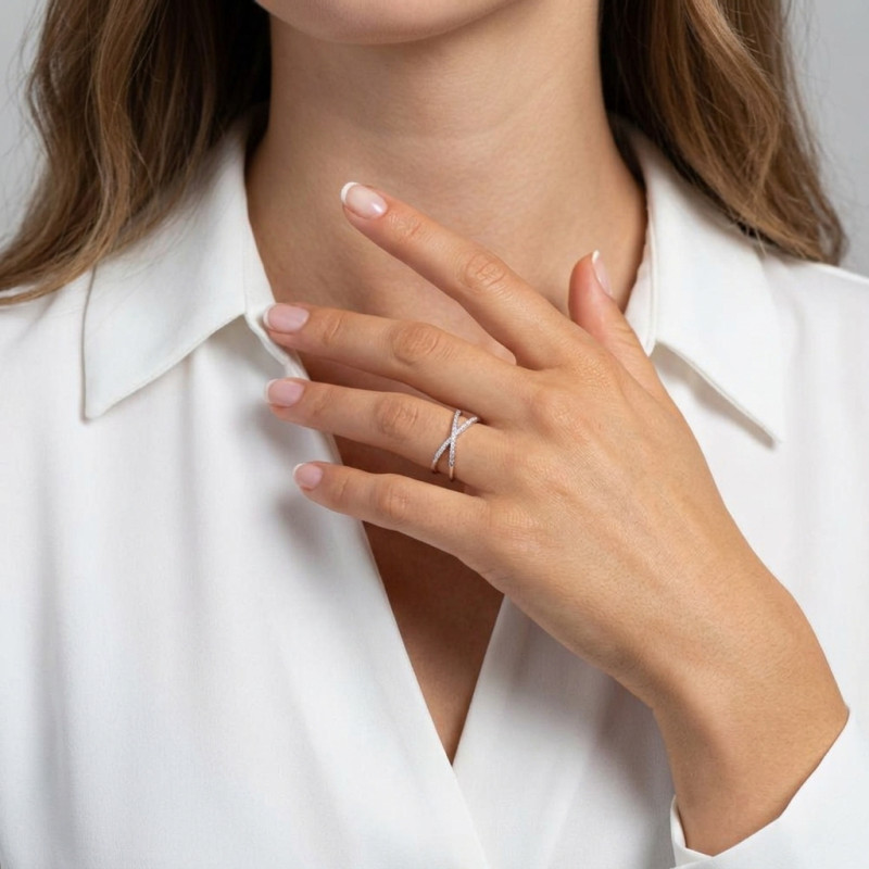 Bague Or Blanc 375 Anneaux Croisés et Oxydes porté
