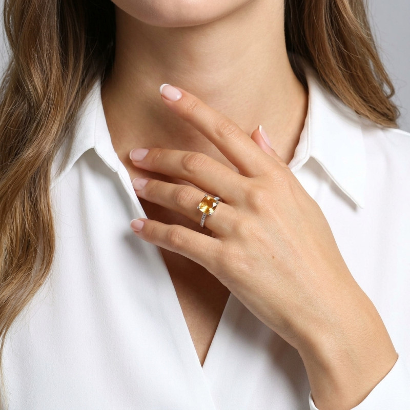 Bague Or Blanc 375 Citrine Coussin 10x10mm et Diamant porté
