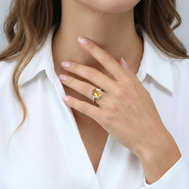 Bague Or blanc 375 Citrine Coussin 14x10mm et Diamant porté