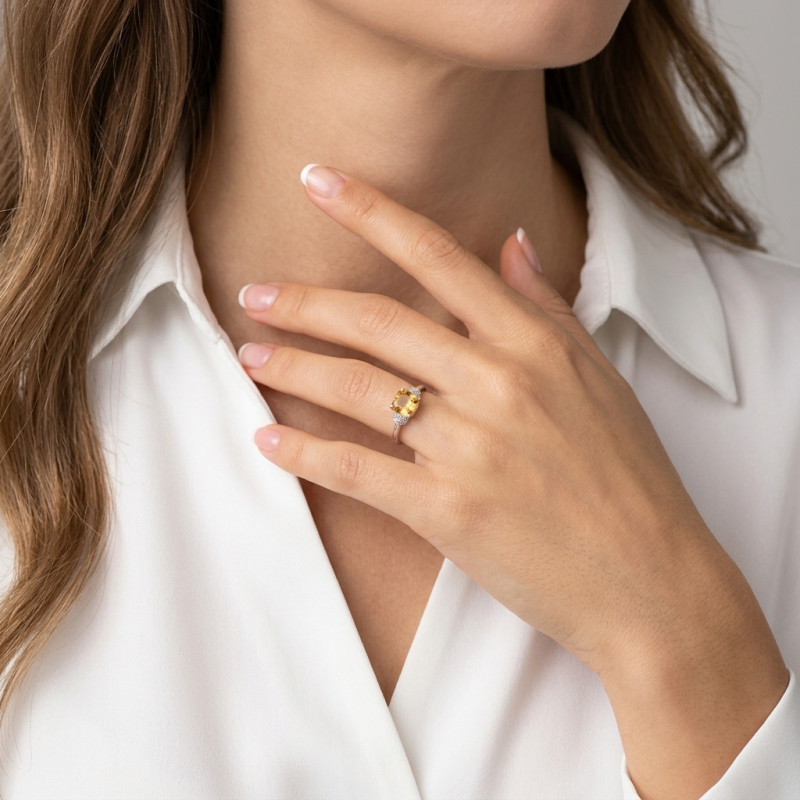 Bague Or Blanc 375 Citrine Coussin 7mm et Diamant porté