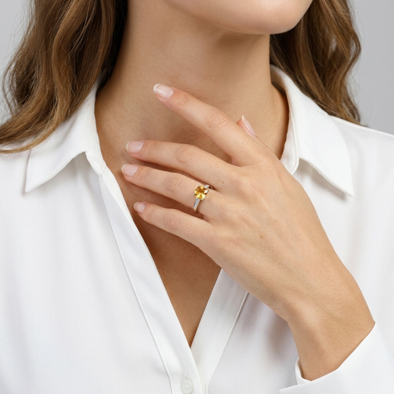 Bague Or blanc 375 Citrine Coussin 7x7mm et Diamant porté