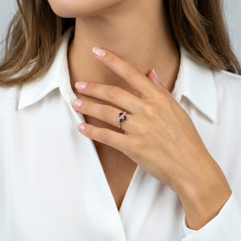 Bague Or blanc 375 Grenat et Diamant porté