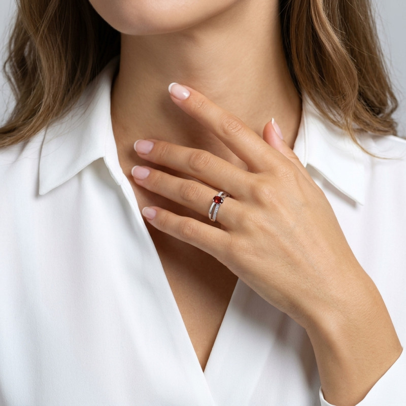 Bague Or Blanc 375 Grenat Ovale 6x4mm et Diamant porté