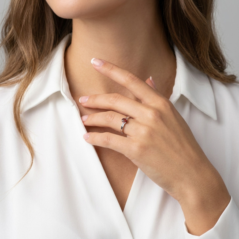 Bague Or Blanc 375 Grenat Ovale 6x4mm porté