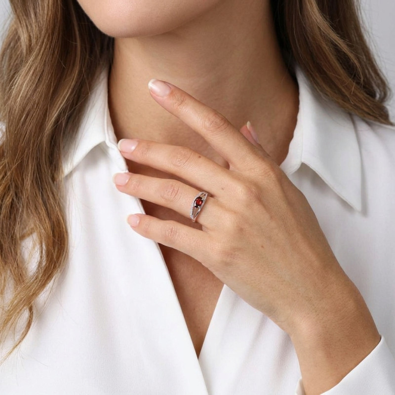 Bague Or Blanc 375 Grenat Ovale 7x5mm et Diamant porté