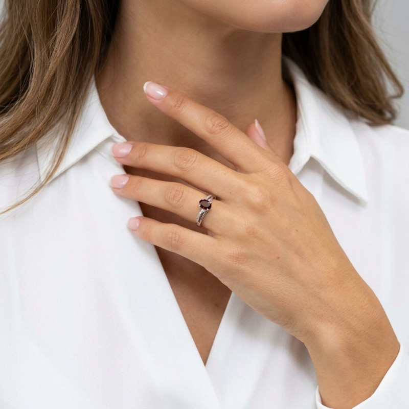 Bague Or blanc 375 Grenat Ovale 7x5mm et Diamant porté