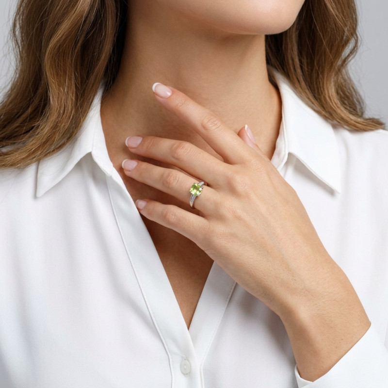 Bague Or blanc 375 Péridot Coussin 7x7mm et Diamant porté