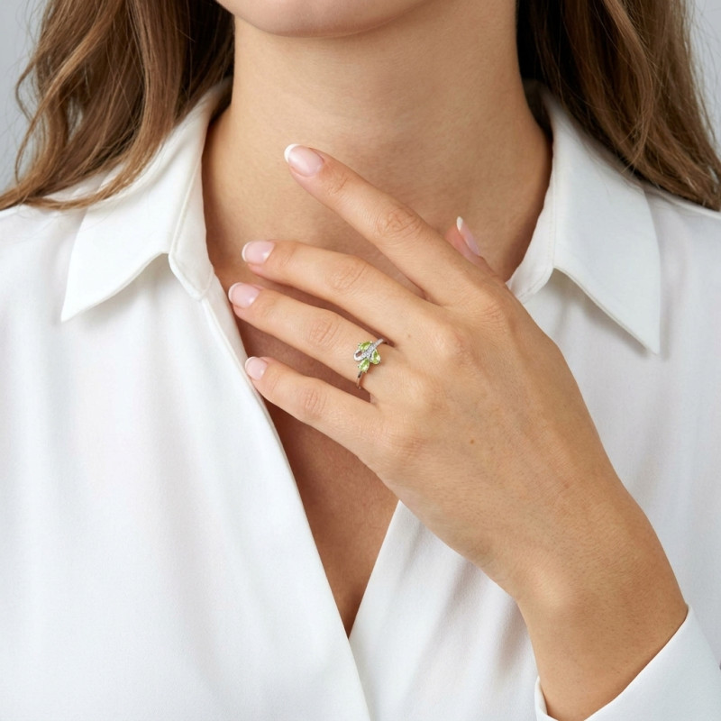 Bague Or blanc 375 Péridot et Diamant porté