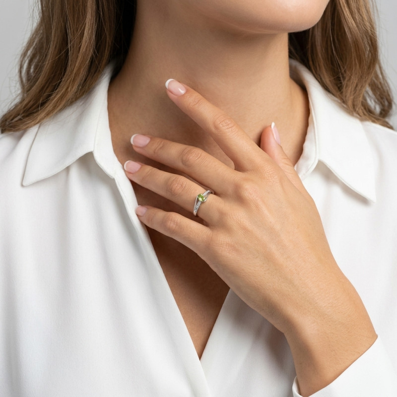 Bague Or Blanc 375 Péridot Ovale 5x3mm et Diamant  porté