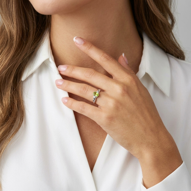 Bague Or Blanc 375 Péridot Ovale 6x4mm et Diamant porté