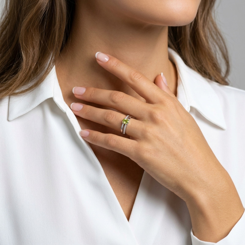 Bague Or Blanc 375 Péridot Ovale 6x4mm et Diamant porté