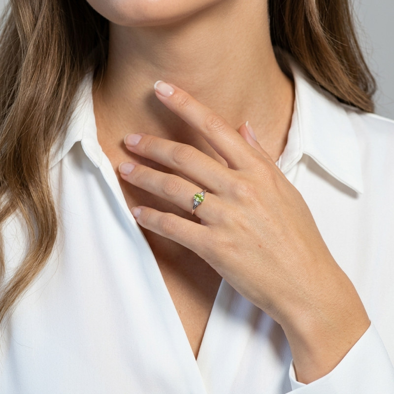 Bague Or Blanc 375 Péridot Ovale 6x4mm et diamant porté