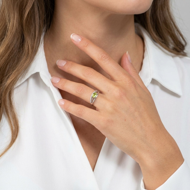 Bague Or Blanc 375 Péridot  Ovale 7x5mm et Diamant porté