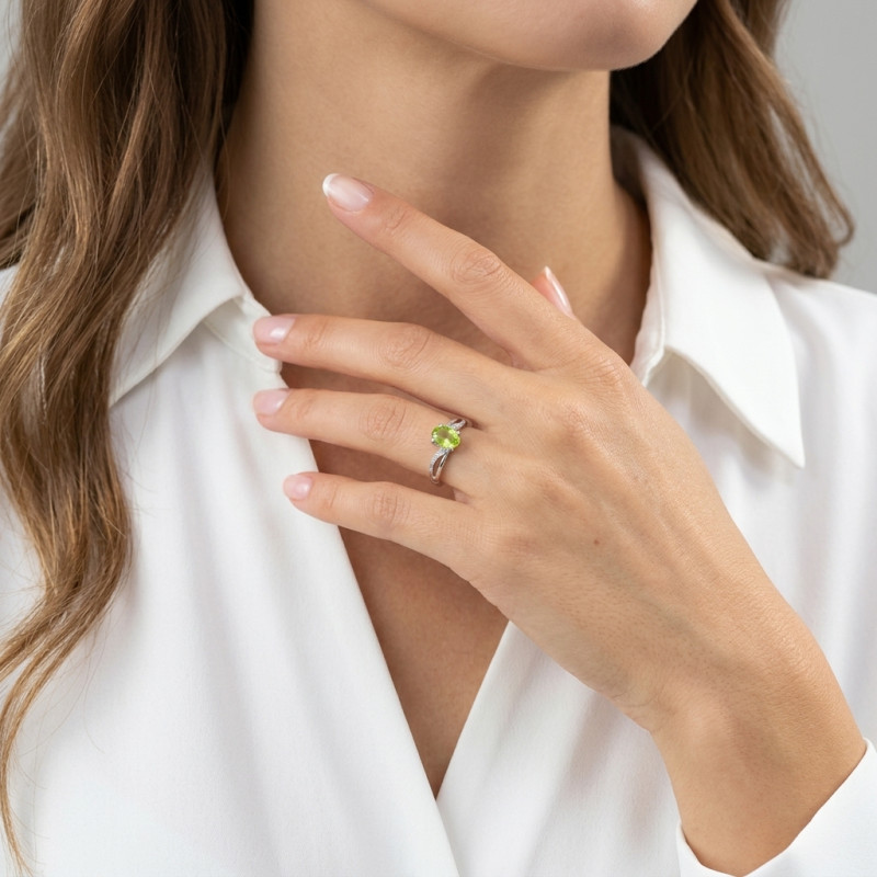 Bague Or blanc 375 Péridot Ovale 7x5mm et Diamant porté