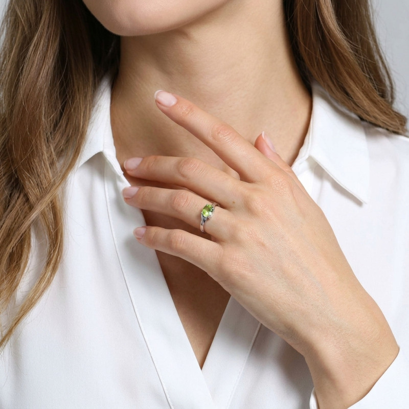 Bague Or Blanc 375 Péridot Ovale 7x5mm  porté