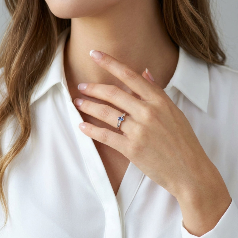 Bague Or Blanc 375 Tanzanite Ovale 5x3mm et Diamant  porté
