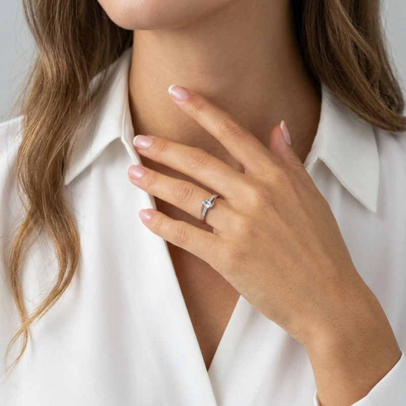 Bague Or Blanc 375 Topaze Bleue Traitée 5x3mm et Diamant  porté