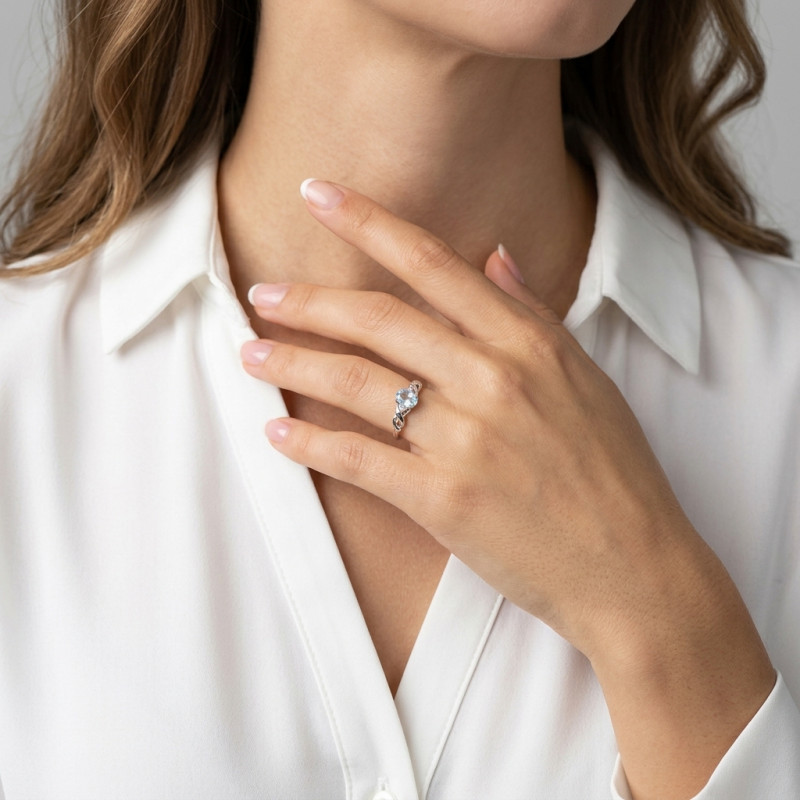 Bague Or Blanc 375 Topaze bleue traitée  Ovale 6x4mm et Diamant  porté