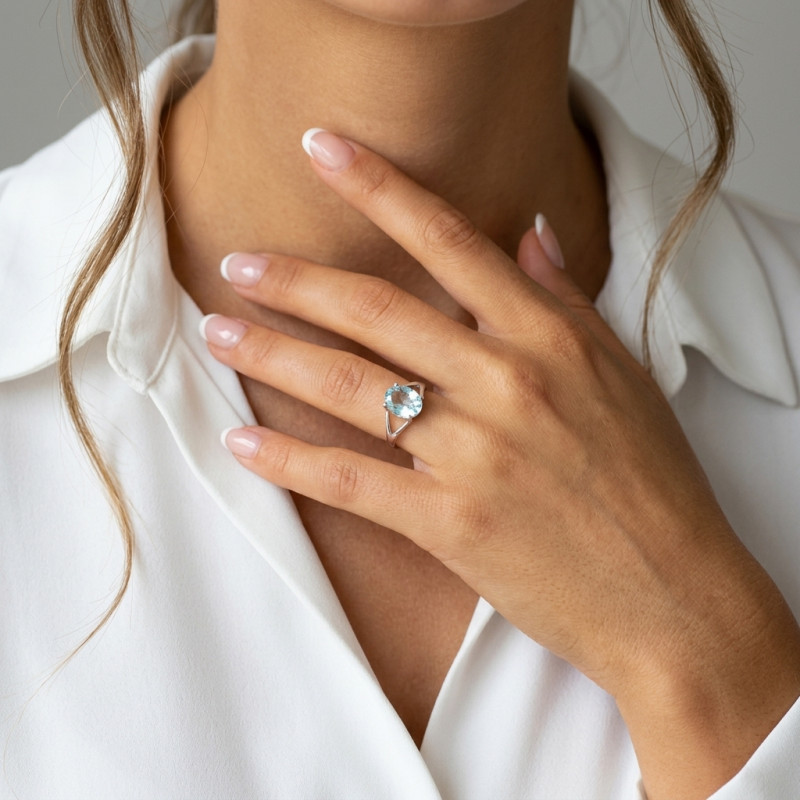 Bague Or blanc 750 Aigue Marine Ovale 10x8mm porté