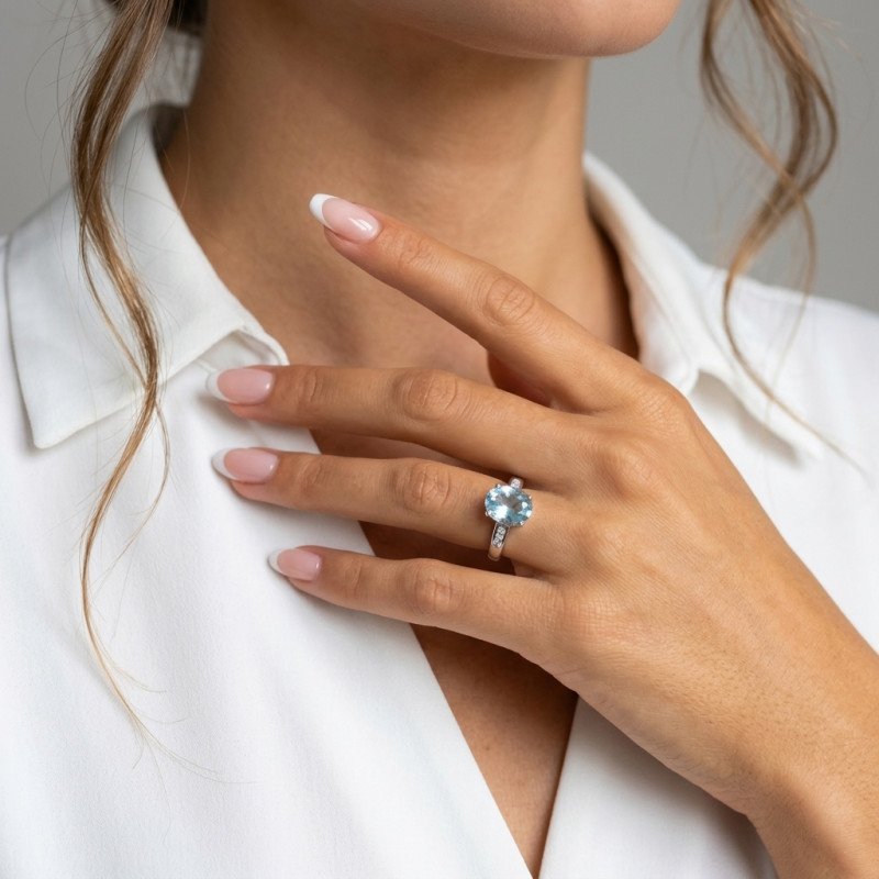 Bague Or blanc 750 Aigue Marine Ovale 11x9mm et Diamant porté
