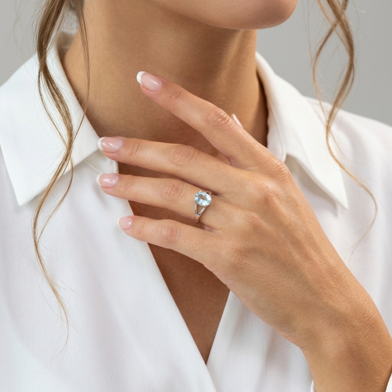 Bague Or Blanc 750 Aigue Marine Ovale 9x7mm porté