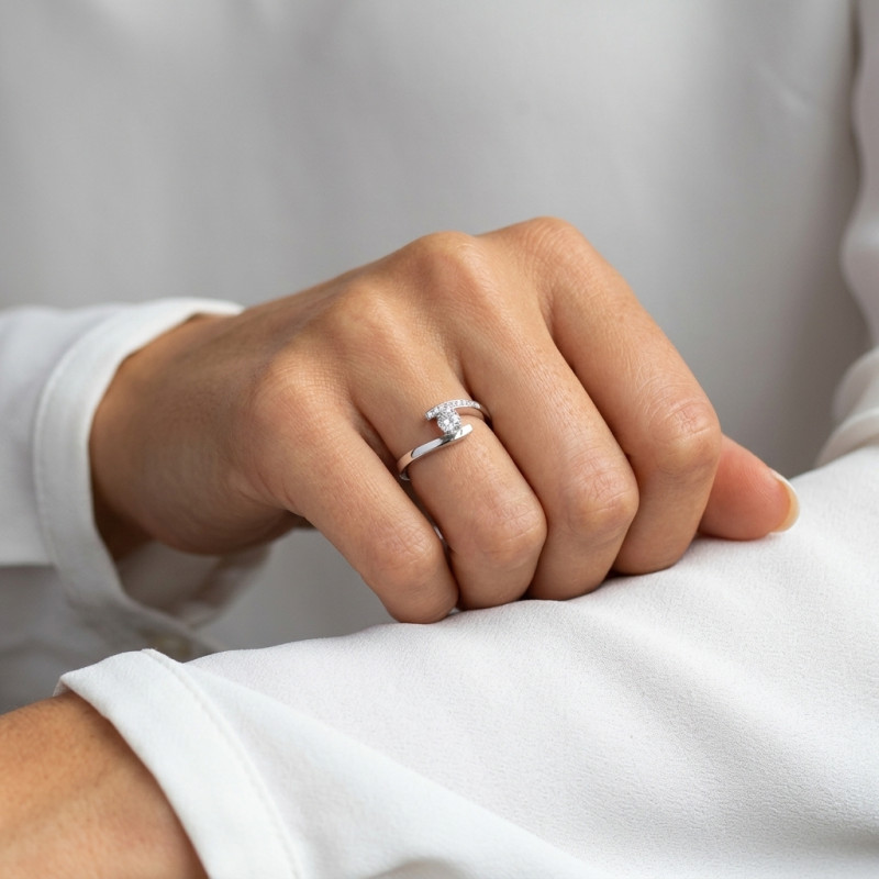 Bague Or Blanc 750 Diamant 0.40 carat Corps Croisé porté