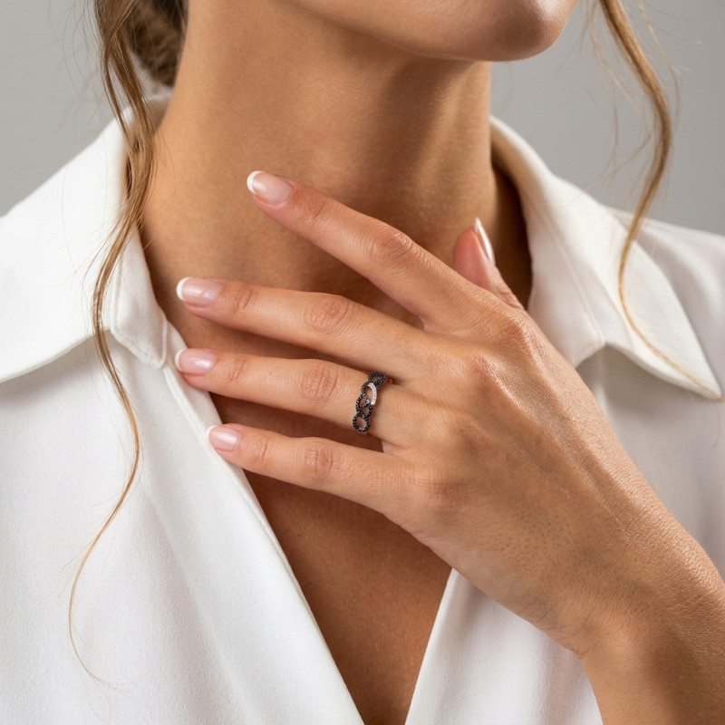 Bague Or  Blanc 750 Diamant Blanc & Noir 0.30 carat porté