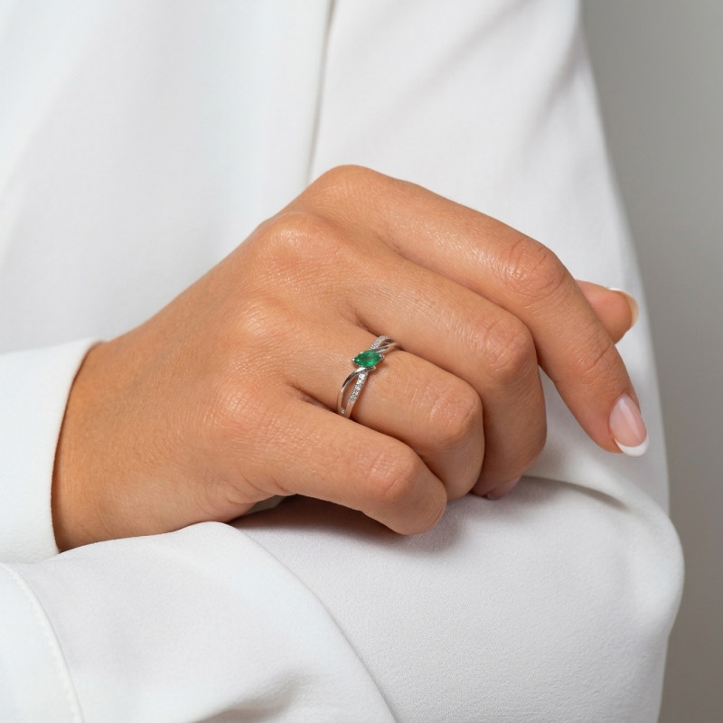Bague Or Blanc 750 Emeraude Navette 6x3mm et Diamants porté